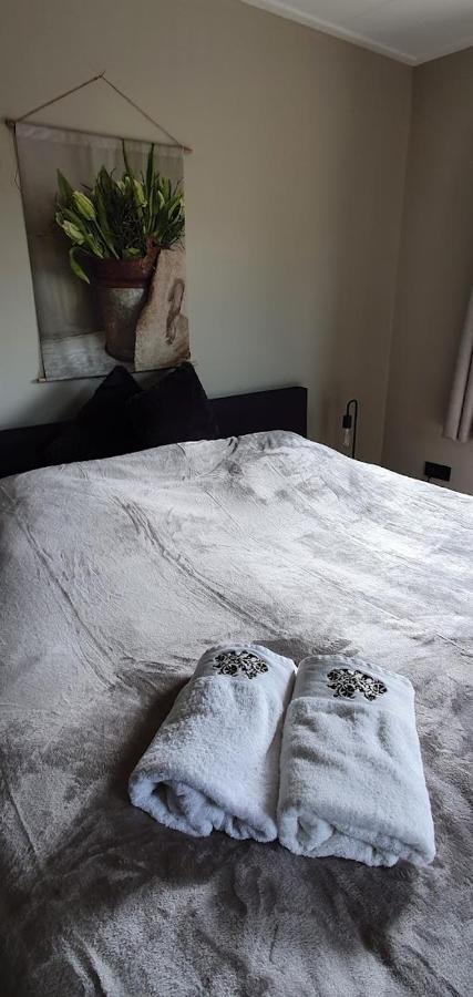 Luxe Gastenkamer Met Living En Keuken Bij Friezen Paarden Stal PellendijkWestendorp エクステリア 写真