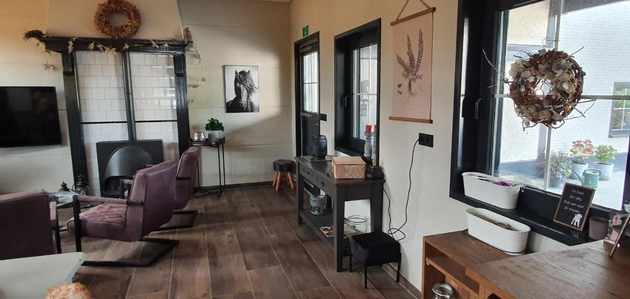 Luxe Gastenkamer Met Living En Keuken Bij Friezen Paarden Stal PellendijkWestendorp エクステリア 写真